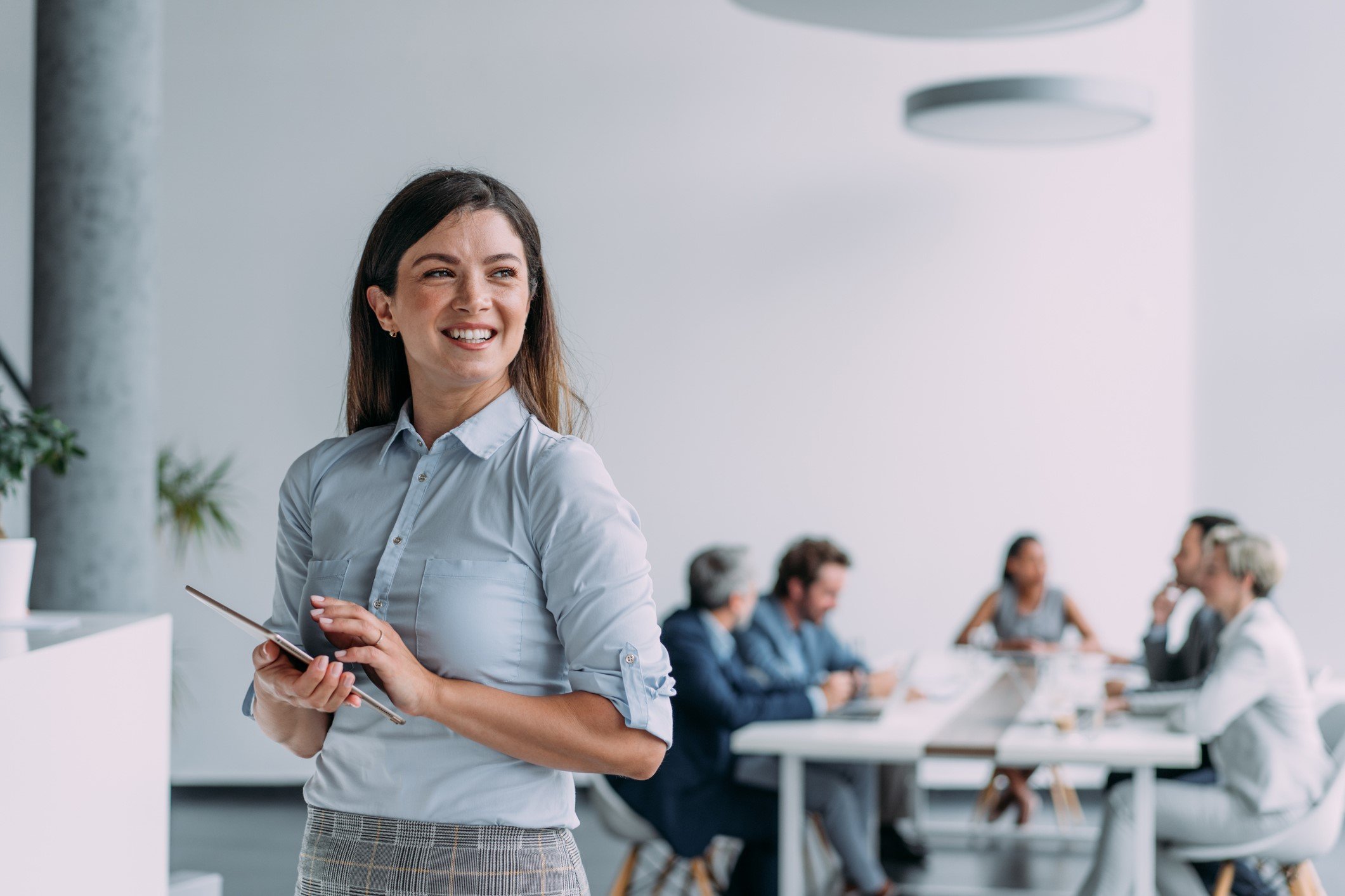 mujer mirando a la izquierda