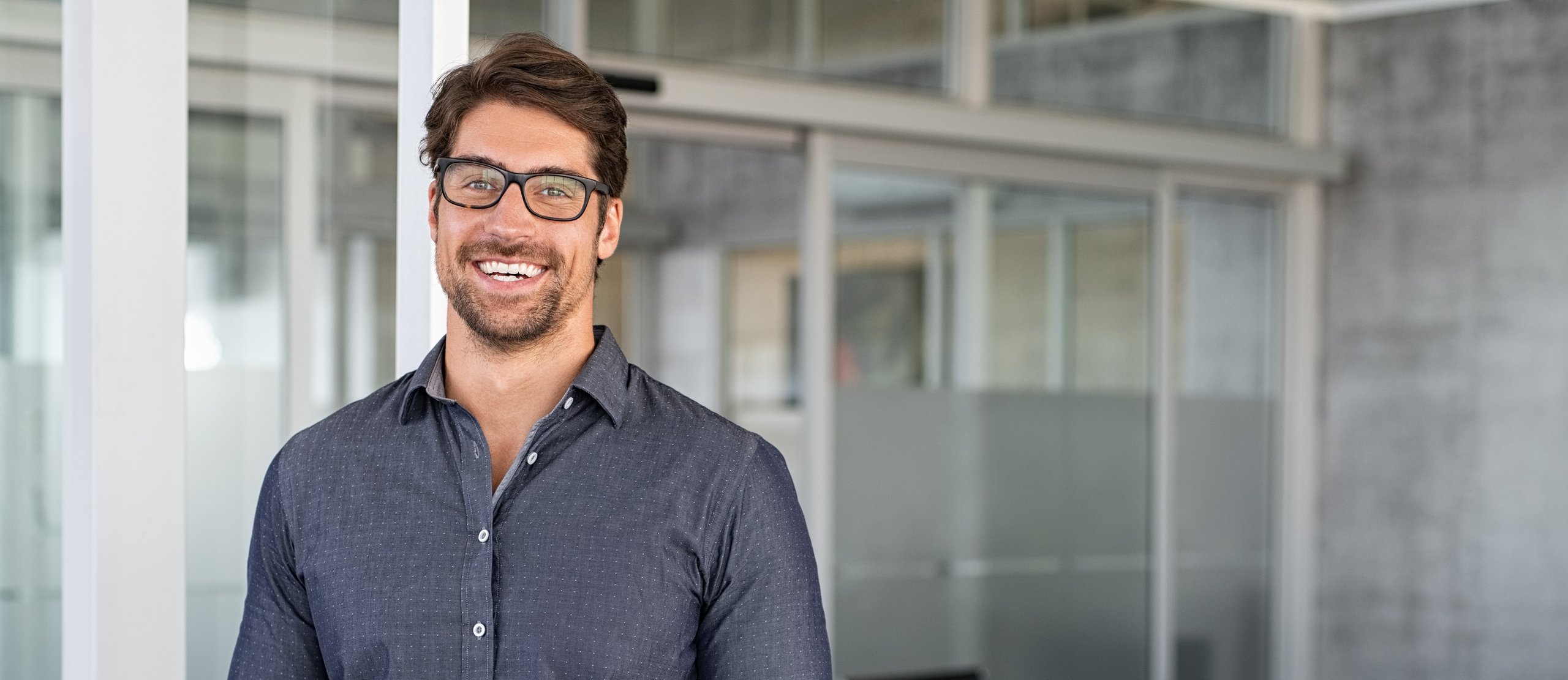 hombre con gafas en una sala de reuniones